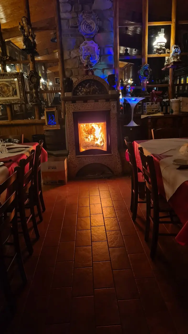 La sala della Pora Cà col camino acceso
