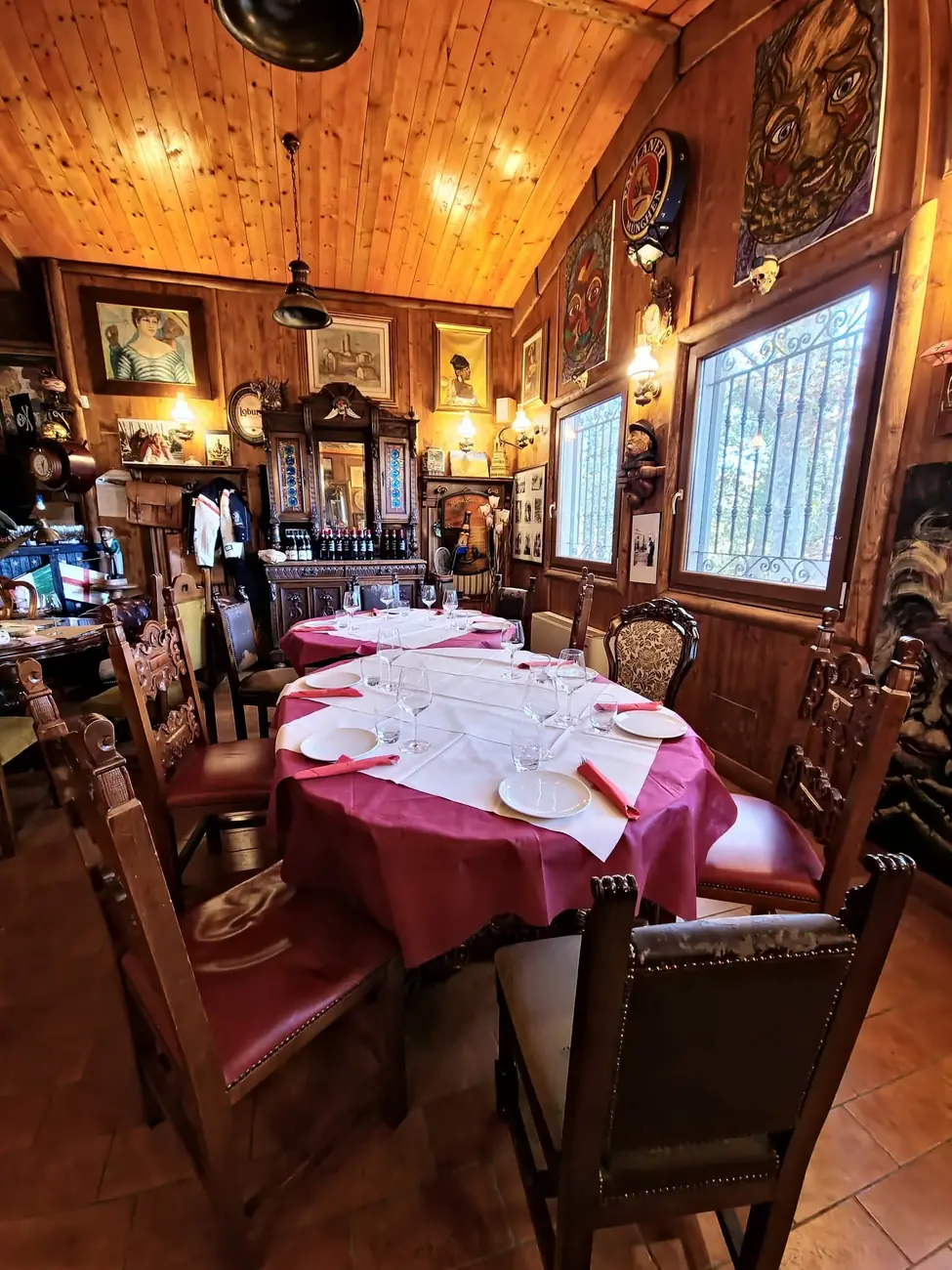 Interno della Pora Cà con tavolo rotondo