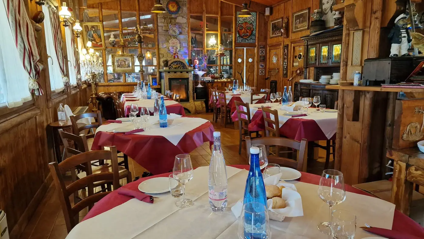 Tavoli rotondi apparecchiati nella sala interna