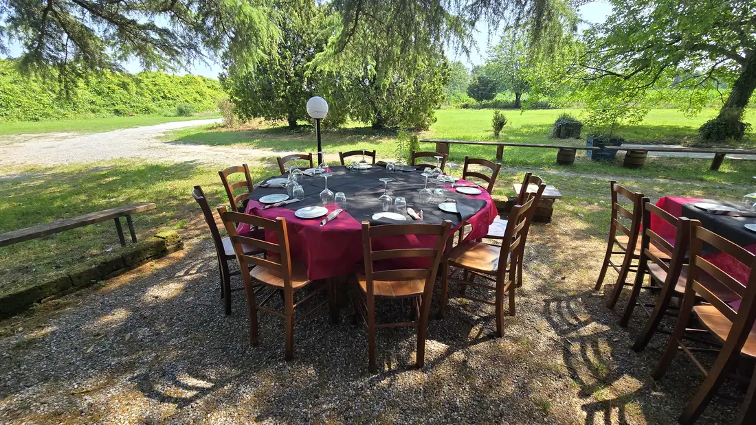 Tavolo in giardino alla Pora Cà