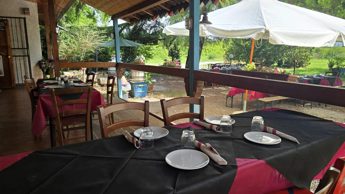 Veranda coperta apparecchiata