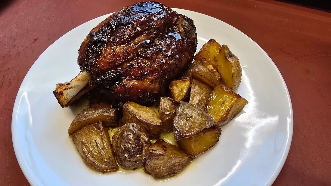 Maxi Stinco al Forno con Patate all'Antica