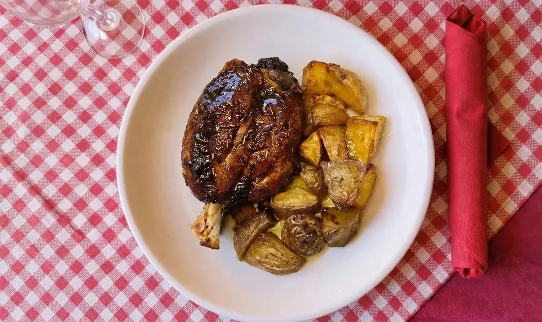 Maxi Stinco al Forno con Patate all'Antica